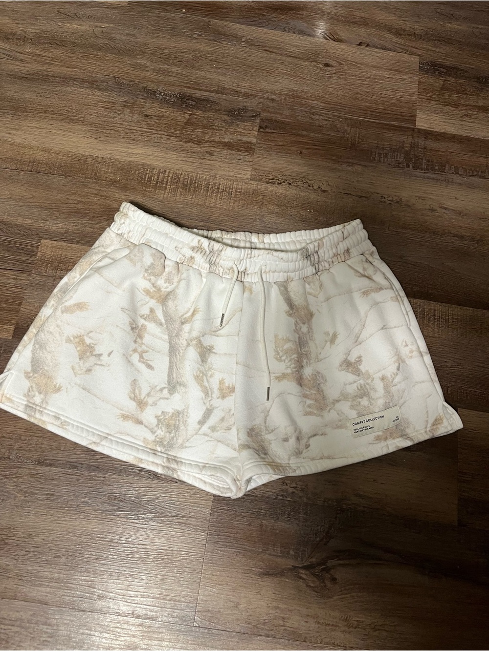 Comfrt camo shorts - white oak
